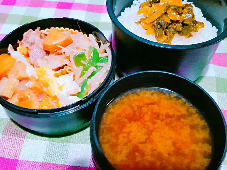 お弁当。もやしピーマン炒めと生姜焼きと大根煮物と卵その中に落としたんと赤だし。|エリカさん