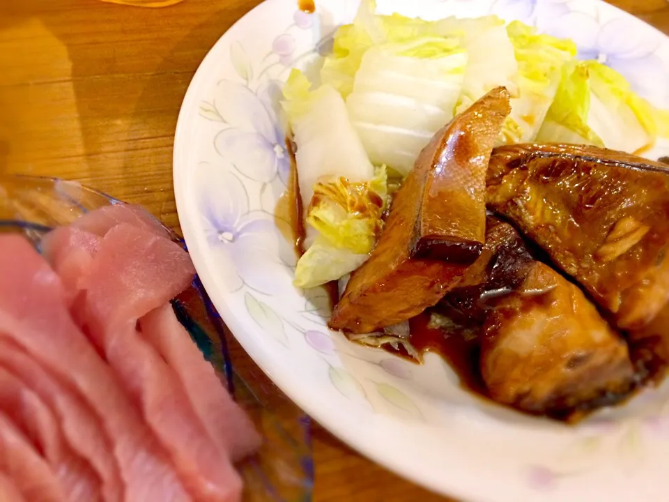 不揃いなブリの照り焼きは、チンした白菜の添え物でカジュアルな仕上がりに。|mikaさん