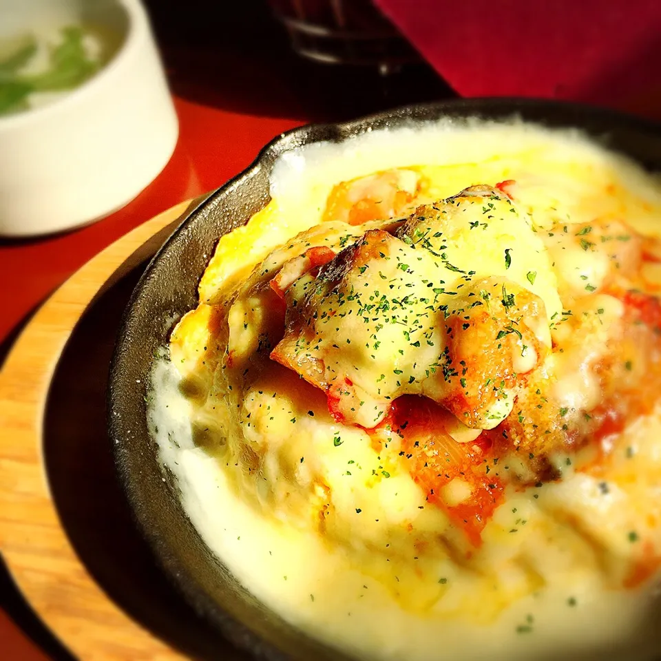 早めのお出かけランチ！
オムレツハンバーグ
たっぷりチーズで
めちゃ美味いよ😋😋😋|Kiyokoさん