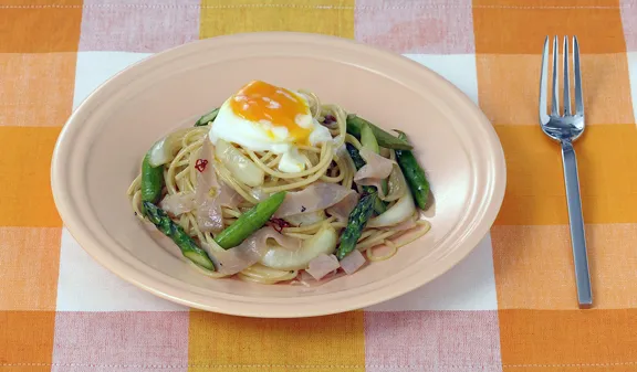 とろ～り卵の生ハムとアスパラのスパゲティ|富士食品工業さん