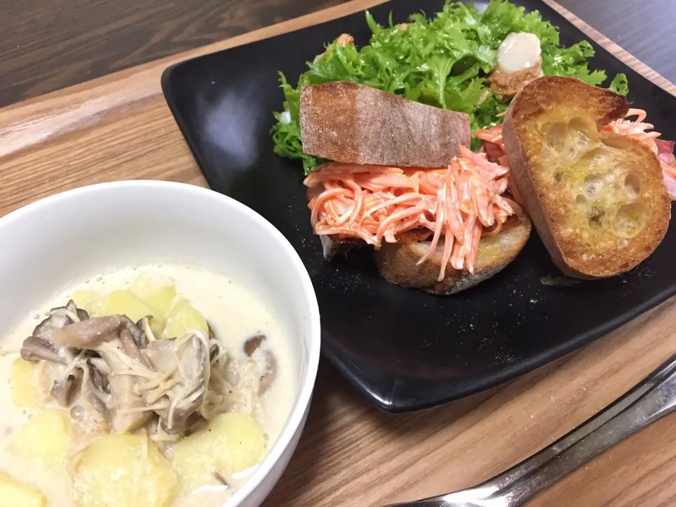 Snapdishの料理写真:#昼ごはん #ホタテとわさび菜とクルミのサラダ #エゴマ油とリンゴ酢のドレッシング #ベーコンとにんじんの辛子マヨ和えとベーコンのサンド #バケットサンド #キノコとジャガイモの豆乳スープ #具沢山|ミホさん