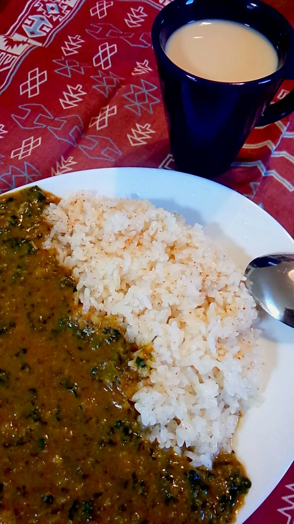 ワタシ的ほうれん草カレーは、意外と辛ぇカレーだった。…………。

でも美味かった！

お供のチャイに似せチャイました！も、驚いた。それっぽい！|料理想像計算実験科さん