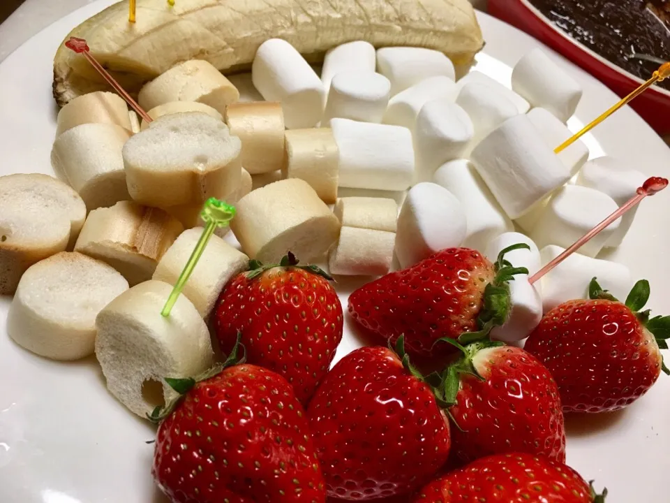 Snapdishの料理写真:生チョコフォンデュ苺🍓バナナ🍌マシュマロ、お麩|大久保 掬恵さん