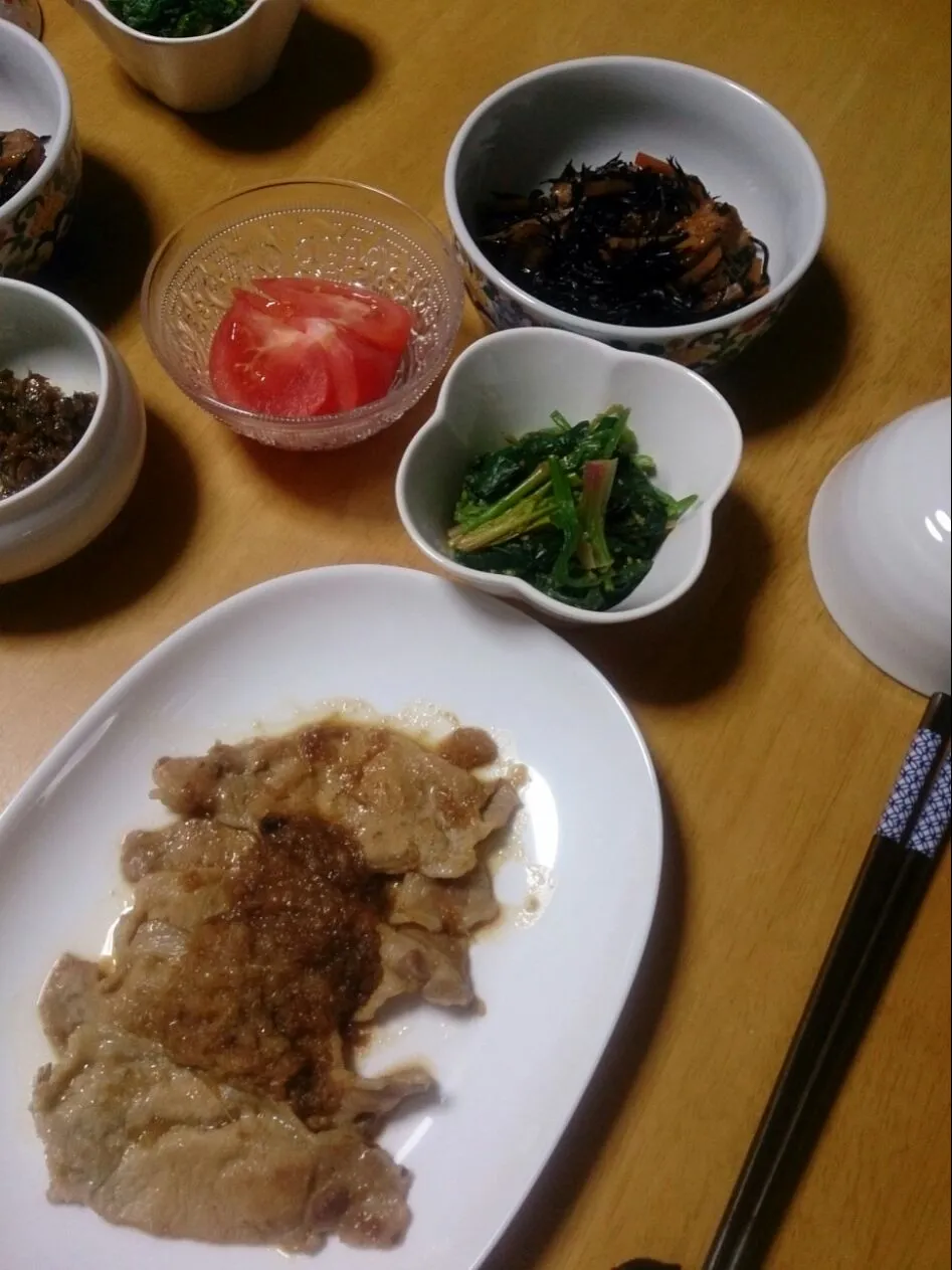 Snapdishの料理写真:いつものしょうが焼に大根おろし入れました♪鉄分補給のひじきとほうれん草のごま和えもね！|しまだ ちえこさん