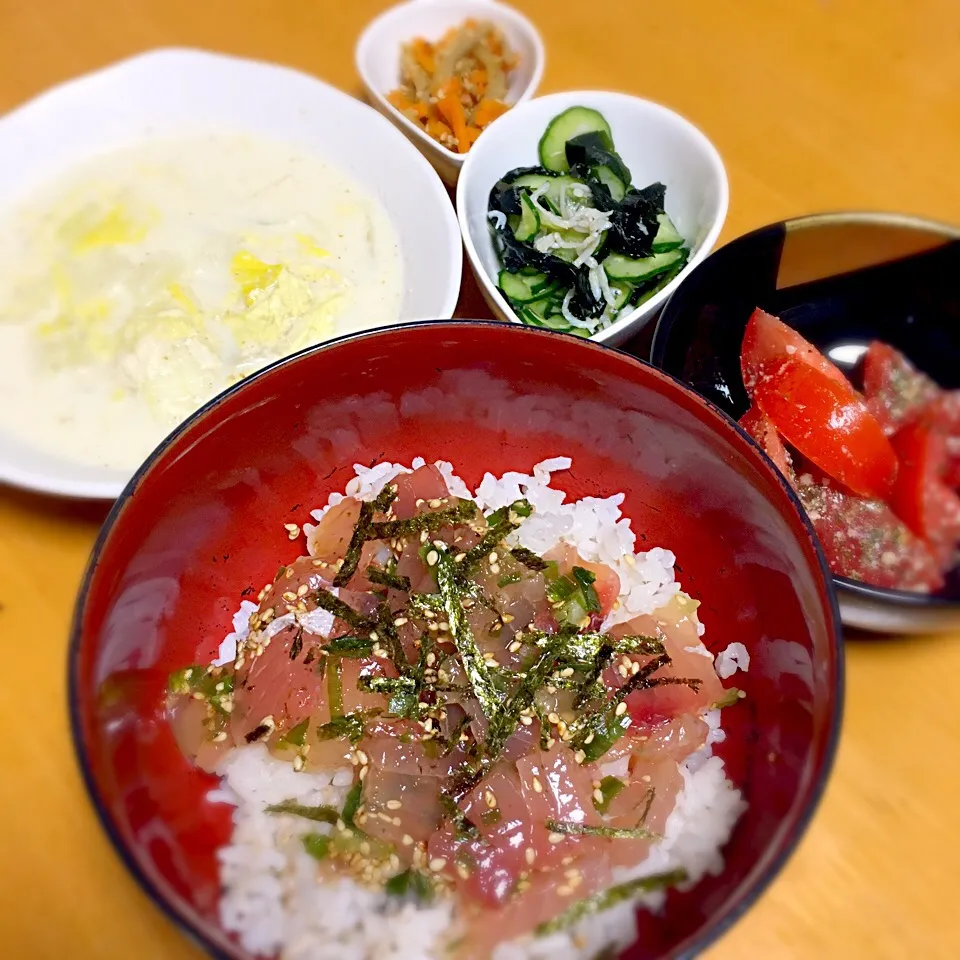 マグロ漬け丼
キュウリとワカメ、しらす酢の物
きんぴらごぼう
トマトの粉チーズ和え
白菜の豆乳中華スープ|えりこさん