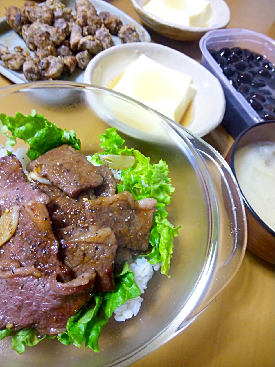 昨日の晩ごはんΨ( 'ч' ☆)黒毛和牛カルビ丼|さくたえさん