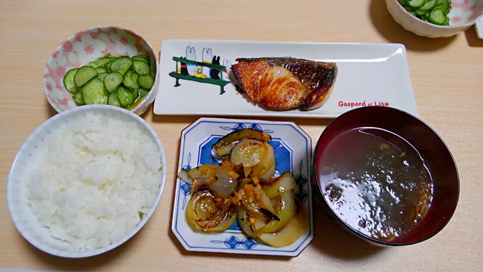 ２月１０日　鰤の塩焼き　きゅうりの酢の物　玉ねぎステーキ　とろろ昆布と干しエビのお吸い物|いもこ。さん