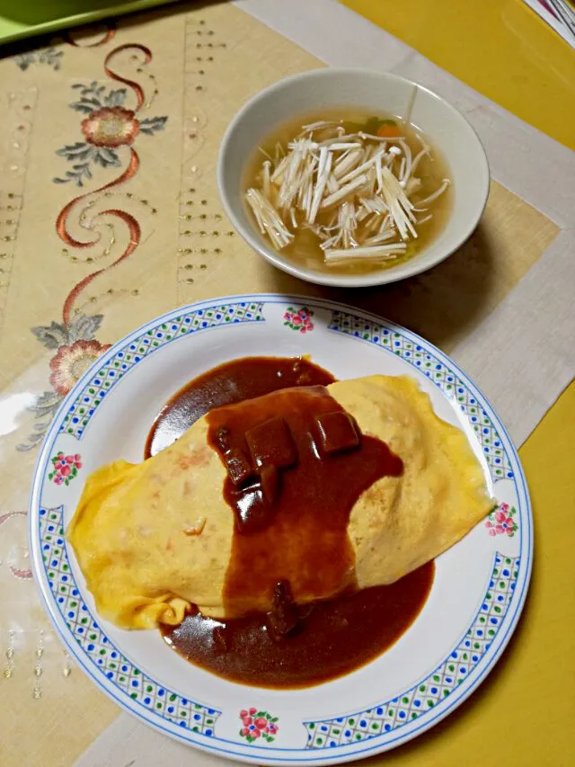 晩ごはん
カレー掛けオムライス🐣🍛
野菜スープ|korinoさん