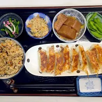 Snapdishの料理写真:炊き込みごはん(生姜 ひじき ツナ 人参)♪
豚角煮 ♪
春菊とかまぼこ和え♪
おから♪
餃子♪
枝豆♪|izuminさん