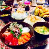 Snapdishの料理写真:海鮮丼♪
海老芋味噌汁♪
油揚げ 納豆チーズ♪|izuminさん