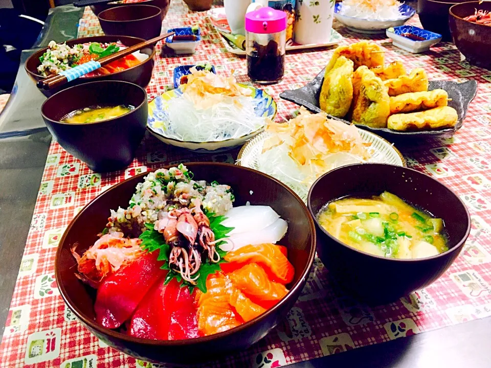 海鮮丼♪
海老芋味噌汁♪
油揚げ 納豆チーズ♪|izuminさん