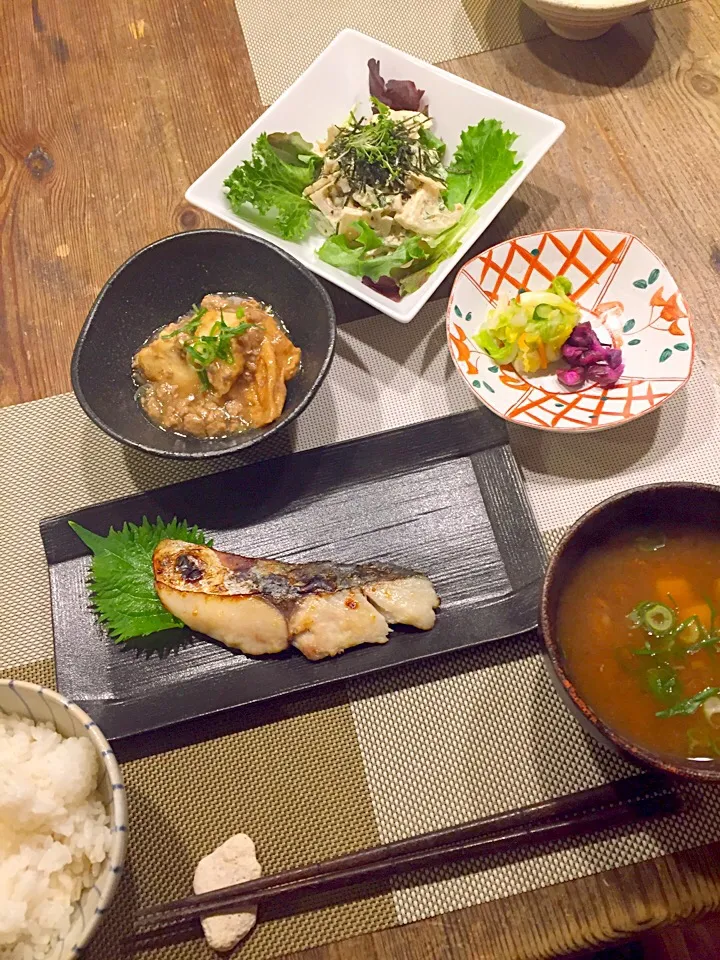 今日はヘルシー和食🍚🐟🍃
鰆の西京焼き、厚揚げのそぼろ餡、レンコンとオクラの胡麻マヨサラダ🌿お漬物、ナメコとお豆腐のお味噌汁💛|まみりんごさん