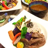 ルー別盛りカレー❤︎素揚げ野菜と山形牛を雑穀米にトッピング✨