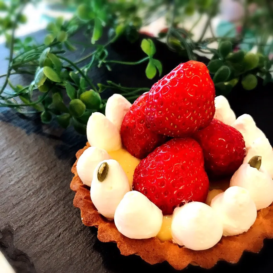 Snapdishの料理写真:いちごのタルト🍓|ラパンマロンさん