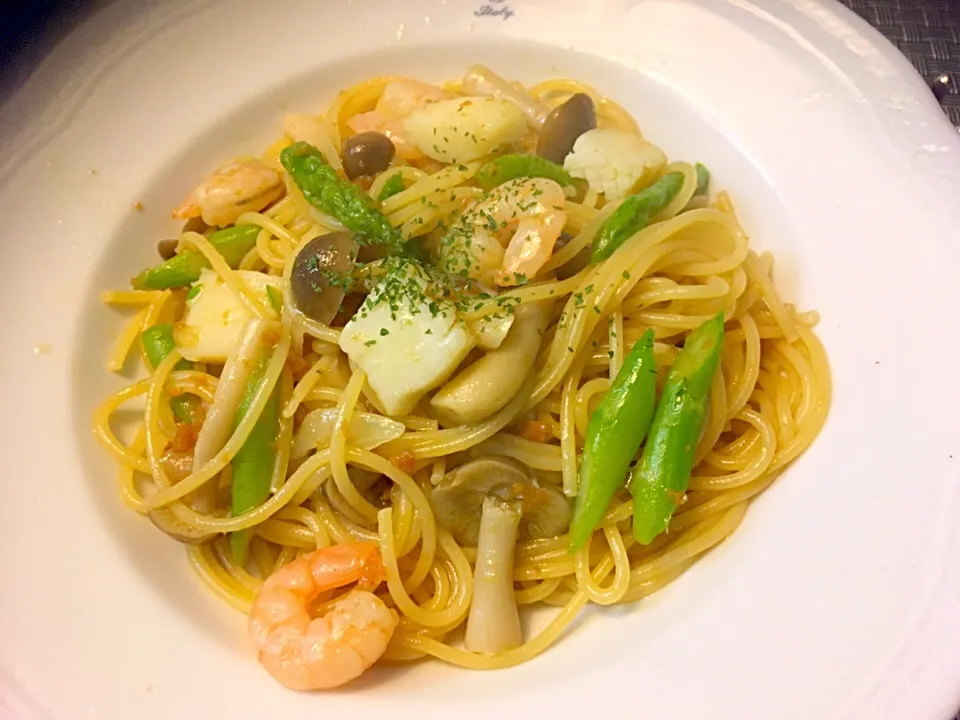 海の幸のオイルソースサフラン風味パスタ#パスタ #シーフード #サフラン|Mamiko Nakayamaさん