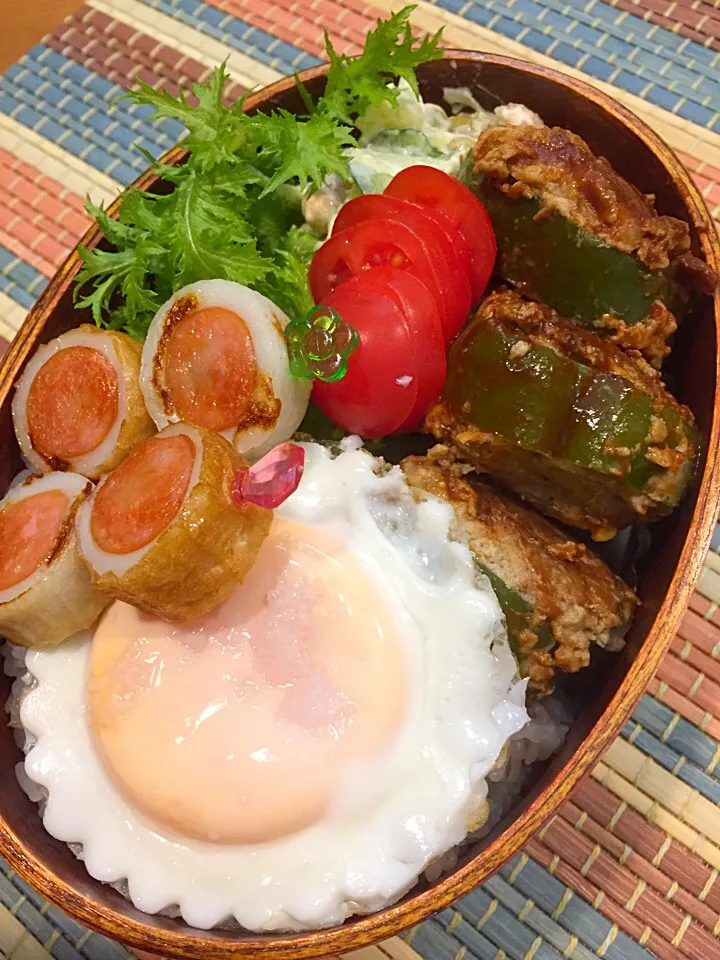 Snapdishの料理写真:パパたろ弁当

雑穀ごはん
ピーマンの肉詰め
ポテトサラダ わさび菜
アイコトマト
目玉焼き
ソーセージINちくわ|ひななぎさん