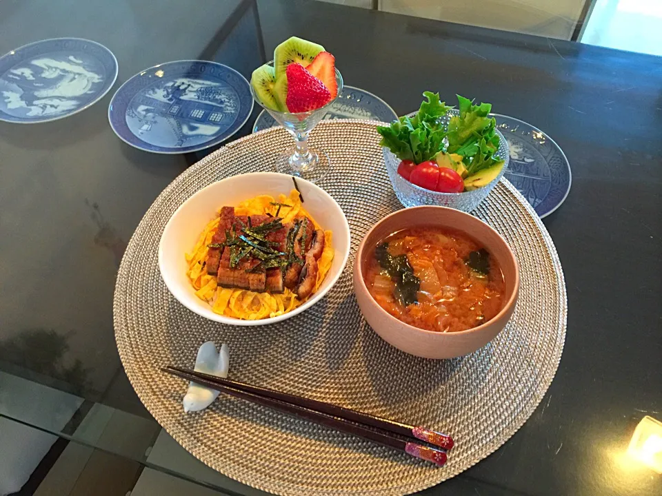 鰻丼 お味噌汁
サラダ フルーツ|Hitomiさん