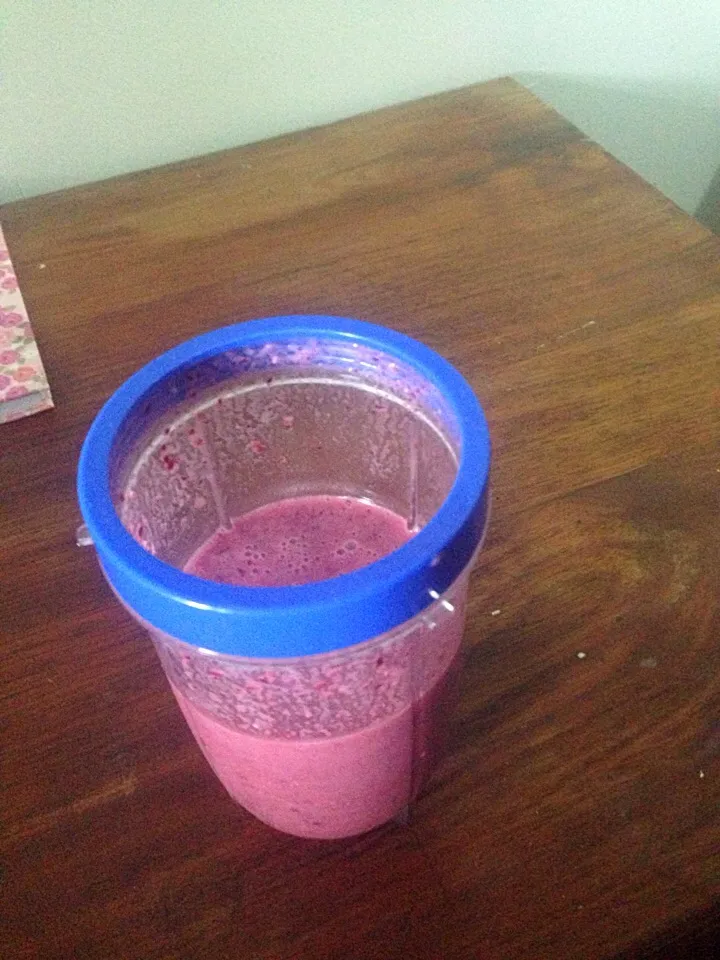 Mixed berries and banana smoothie|Alicia Mckenzieさん