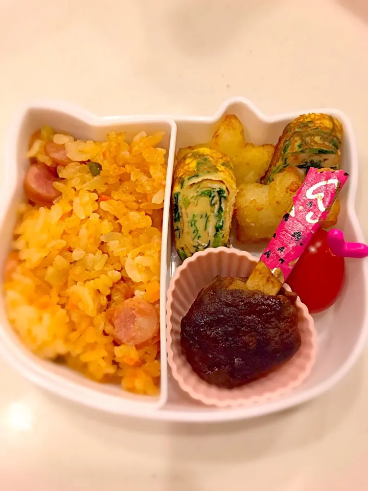 Snapdishの料理写真:ケチャップライス＆ハンバーグのお弁当✨|Michiko Okamotoさん