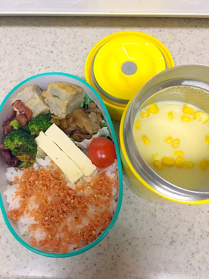 社会人の娘のお弁当！牛肉と玉ねぎのすき焼き風煮、レンコン挟み揚げ、ブロッコリーとベーコンバター炒め、チーズ、プチトマト(*^｡^*)|ライムさん