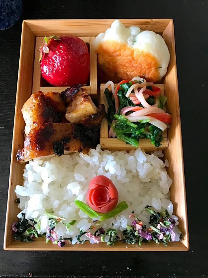 Snapdishの料理写真:お弁当

☆はんぺんバーグ
☆鶏肉の味噌漬け焼き
☆ほうれん草とカニカマのナムル
☆お花梅ご飯
☆あまおう|☆アスカ☆さん