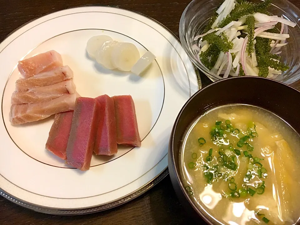 マグロとイカの刺身
海ぶどうのサラダ
大根とお揚げの味噌汁|カドラさん