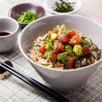 Snapdishの料理写真:まぐろとアボカドの鉄火丼|いいだし、いい鰹節。ヤマキさん