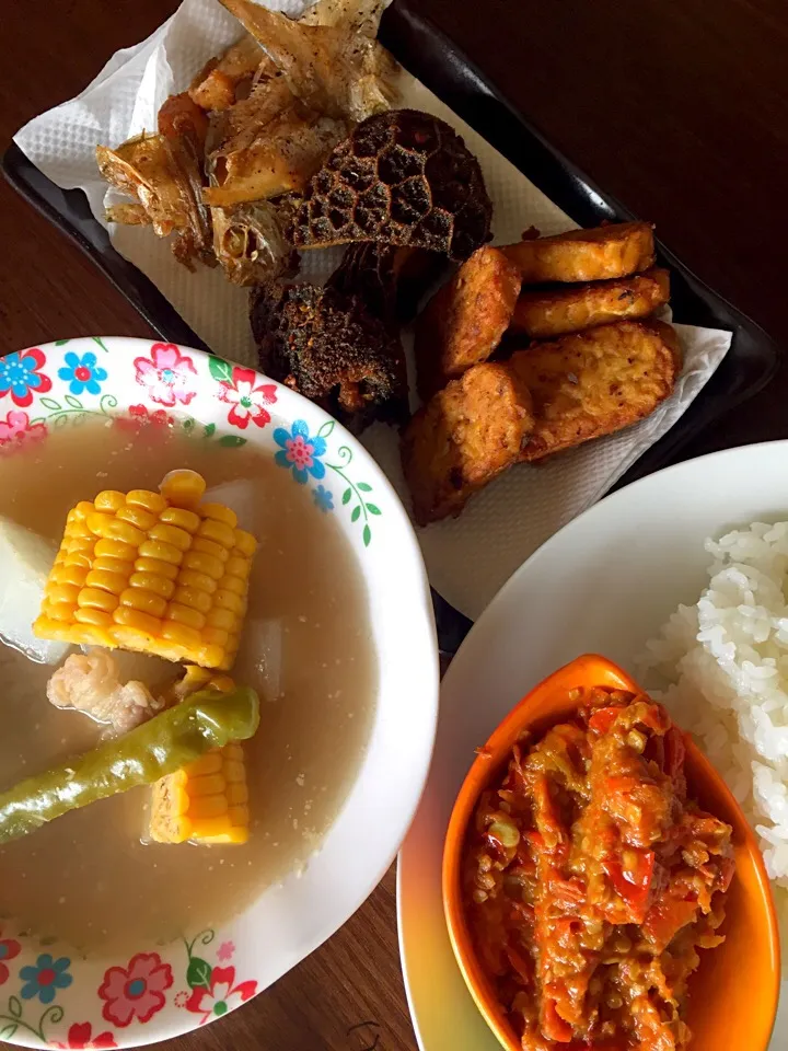 Sayur asem, babat goreng,tempe,ikan asin|Astrid Ocdetiさん