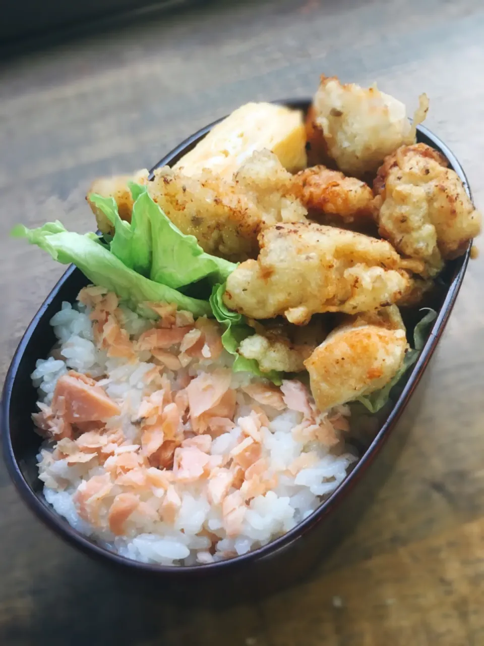 今日のお弁当
・舞茸の力でザンギ風唐揚げ
・だし巻き卵
・鮭の混ぜ込みごはん|akiさん