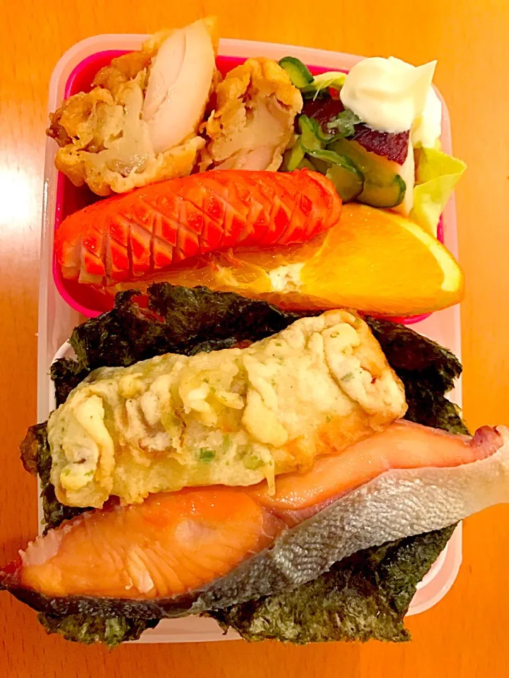 Snapdishの料理写真:パパお弁当🍱😋  焼き鮭  竹輪の磯辺揚げ  焼きウインナー  鶏唐揚げ  タコときゅうりの酢の物  ツナマヨサラダ  オレンジ  焼き海苔|ch＊K*∀o(^^*)♪さん