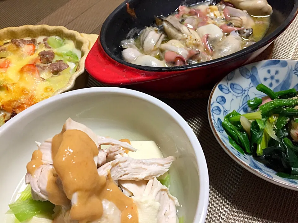 Snapdishの料理写真:蒸し鶏・じゃがいものグラタン・牡蠣と塩辛のアヒージョ・ほうれん草おひたし|Yuko Kisoさん