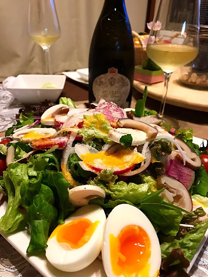 ビタミンサラダと白ワインで♡|ちぃちゃんさん