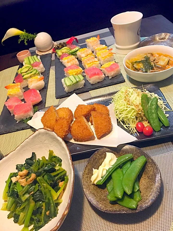 お夕飯
☆押し寿司
☆スナップエンドウ
☆冷凍コロッケ
☆小松菜煮浸し
☆キムチモツ汁|kiyoさん