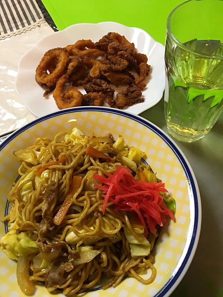 焼きそば、イカ下足唐揚げ、酎ハイライム(๑•ᴗ•๑)♡|ライムさん