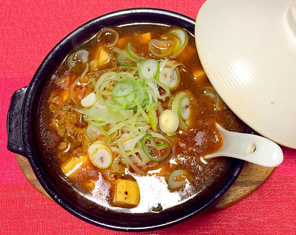 小鍋ちゃん( ◠‿◠ )
麻婆豆腐スープ鍋だよ〜〜✌️🤗
豆腐一丁、牛肉、たっぷり長ネギ🤗
麻婆豆腐の素👍にお水を足しました🎵
五分煮込んでGOODだね〜( ◠‿◠ )
カロリー350💖満腹満足幸せ〜〜🤗✌️|はみちゃんさん