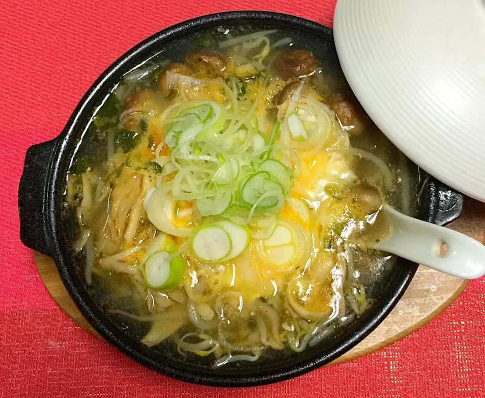 小鍋ちゃん( ◠‿◠ ) サンラータンスープ鍋🤗💖👍 サンラータンの素使用🎵 もやし、豆腐、舞茸、しめじ、きのこ、卵、長ネギ入れました🤗 カロリー250🤗👍GOODだね〜( ◠‿◠ )|はみちゃんさん