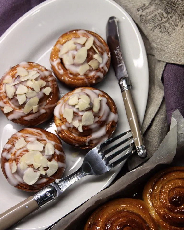 Homemade Cinnamon Rolls with Lemon Sugar Frosting for Saturday breakfast🍴 土曜の朝食用にシナモンロール😋レモンを効かせたアイシングでスッキリとした甘さです🙋🏻‍♂️#homemade #cinnamonrolls #baking #パン作り|mizukudasaiさん