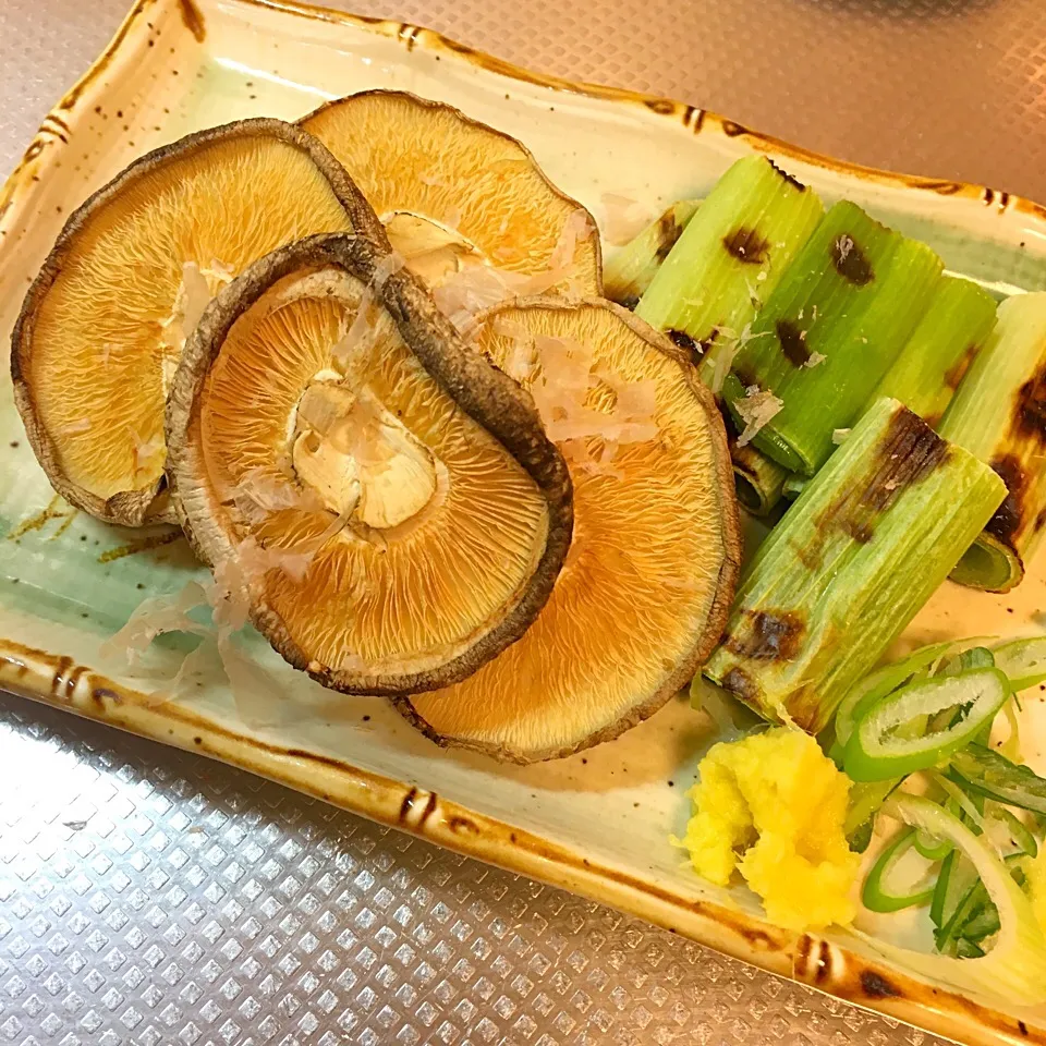 Snapdishの料理写真:美味しい椎茸焼いたの|pitonさん