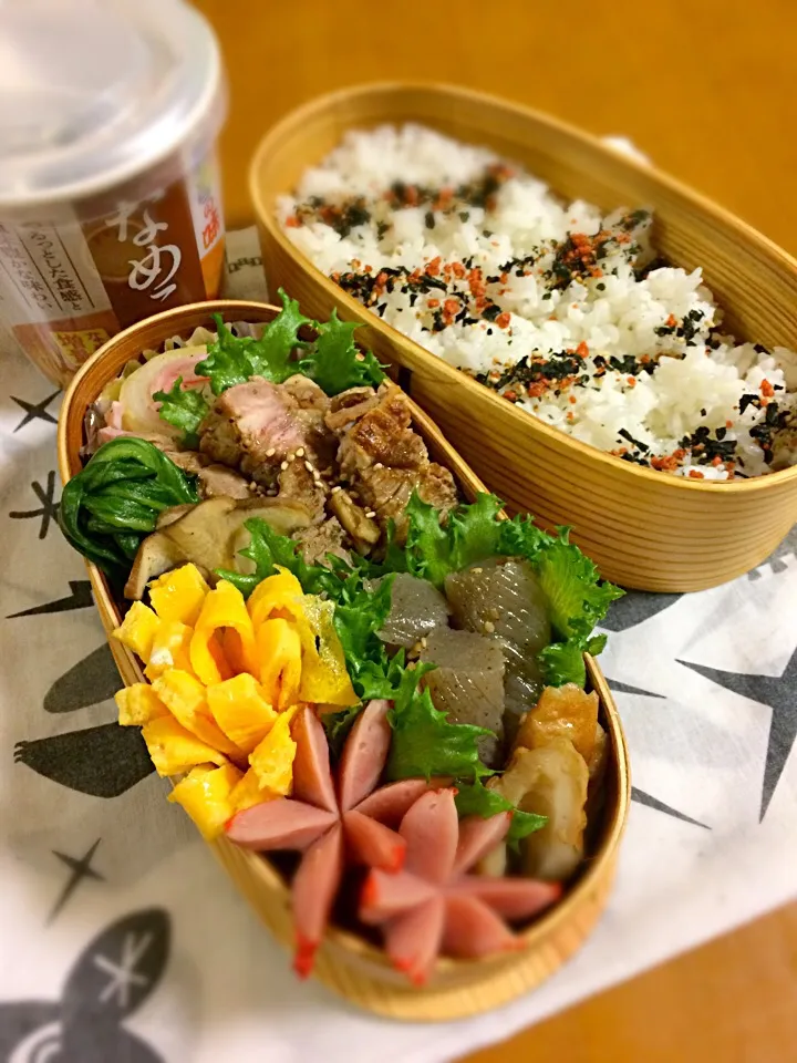 Snapdishの料理写真:息子君弁当🎶
ポークステーキ
小松菜、エリンギソテー
白菜ロール
お花玉子
ウイン
ピリ辛コンニャク&ちくわ|BooBooさん