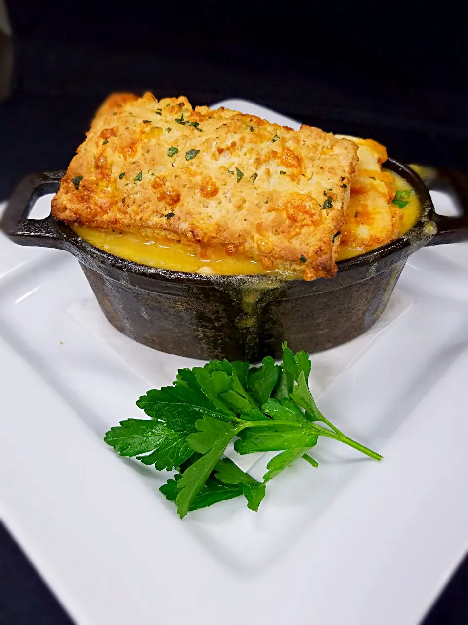 Seafood pot pie. A seafood medley including salmon, shrimp, and lobster in a rich sauce. With peppers, onions, celery, corn, and potatoes topped with a cheddar |Melissa Greenさん