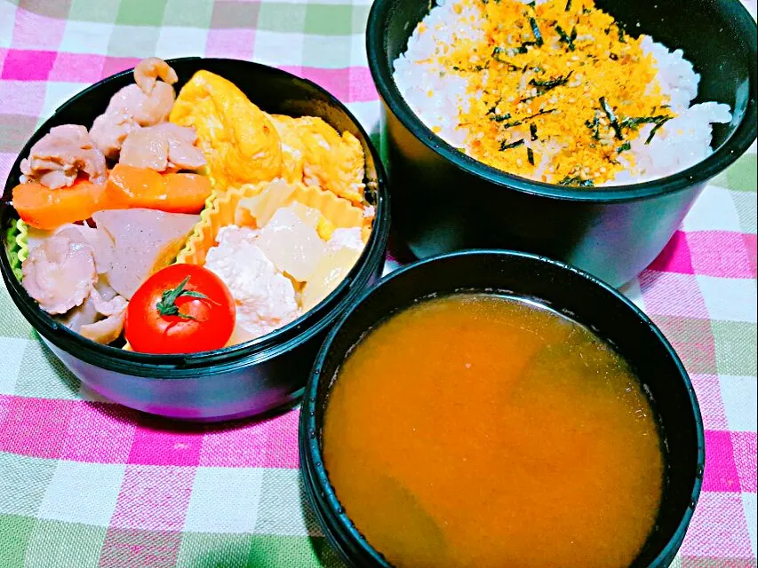 Snapdishの料理写真:お弁当。筑前煮と豆腐と野菜の炒めと出し巻き卵と赤だし。|エリカさん