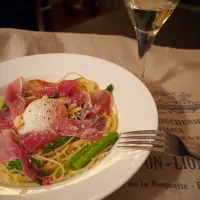 Snapdishの料理写真:春色。生ハム、アスパラガスのスパゲティ、温泉卵のせ。