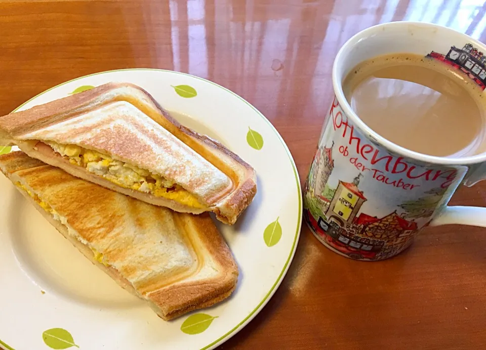 朝ごはん🎶
ハムとチーズとたまごのホットサンド & コーヒー☕️|みゆさん