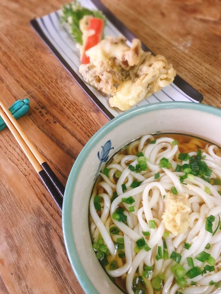 休日のお昼御飯
・暖か生姜うどん
・舞茸  カニカマ  大葉 天ぷら|akiさん