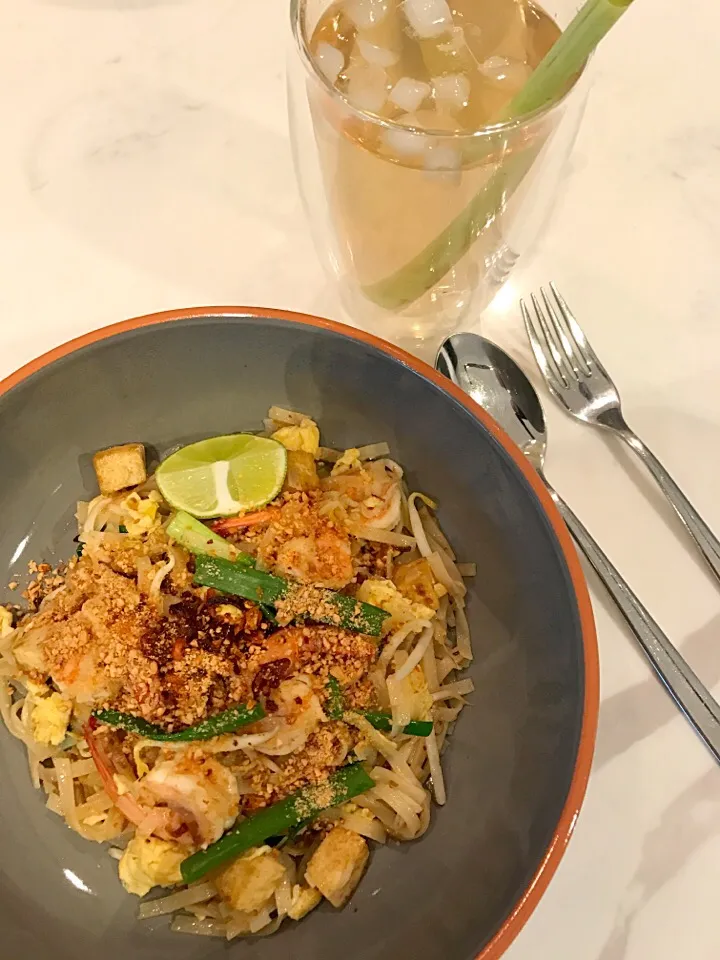 Thai Pad Thai with Lemongrass drink for tonight's dinner|Aunty Gさん