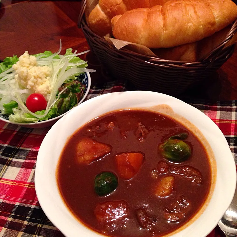 今日の晩御飯(๑´ڡ`๑)
ビーフシチューとサラダ|ちゃたままさん