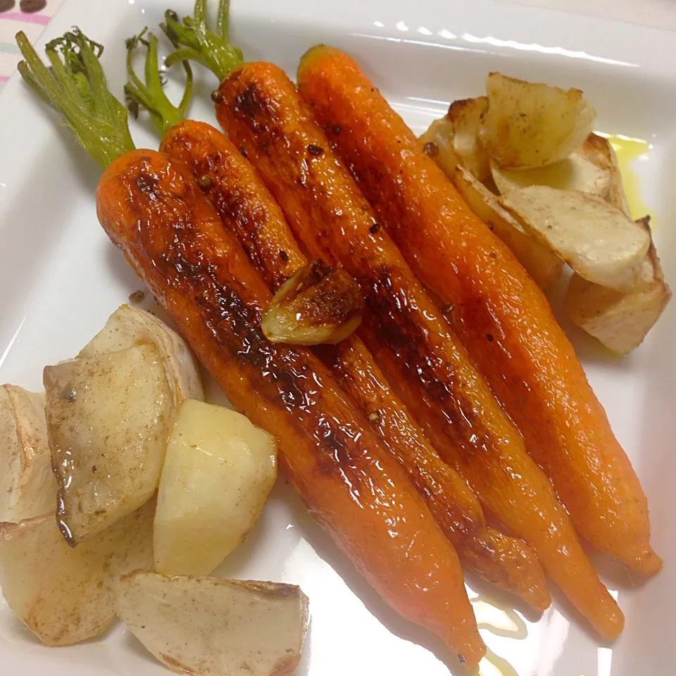 ２月１８日 レミさんが作ってマツコちゃんが食べてたやつ その２     葉つき🥕人参のグラッセ風  うま〜っ😆 人参甘〜っ！  葉っぱが取れたのはご愛嬌で|Yu Yu mamaさん