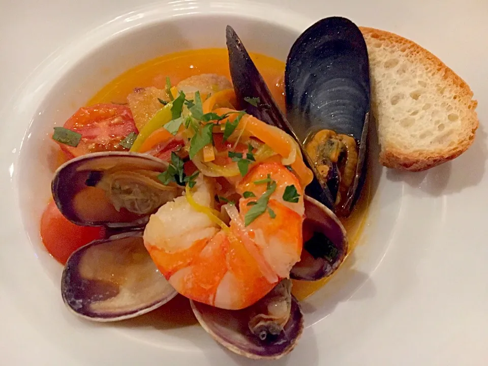 真鱈と海老、浅利とムール貝のスープ仕立て リヴォルノ風🐟Soup with cod fish, prawn, mussel, clam and tomato🇮🇹|ゆうじ.さん