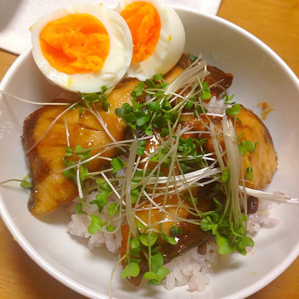 ２月１８日
夕飯 「ゴマゴマぶり丼」
肝心なごまを忘れた😥
温玉がゆで玉に😰
でもこんな丼と思って食べたら、進化形まで登場|Yu Yu mamaさん