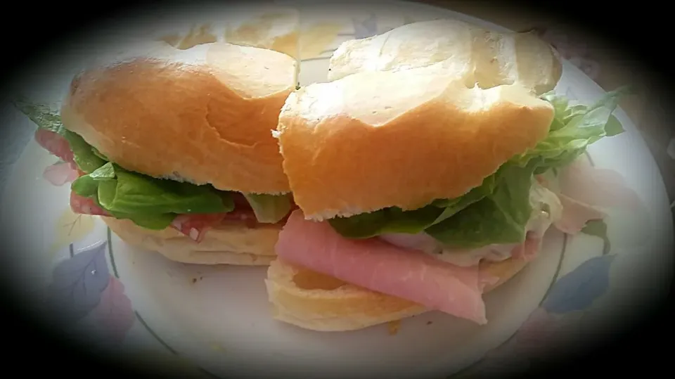 selfmade Sandwich variations 💋
Salami Sandwich with salad and egg
Ham Sandwich with Egg, Tomatoe, Salad and Tartare Sauce|Najeskaさん